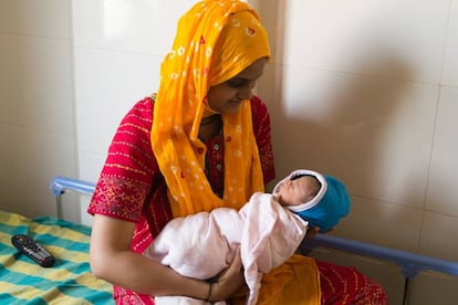 Tener una hija en India se considera una carga económica y social, consecuencia de tradiciones machistas y arcaicas como la dote matrimonial.