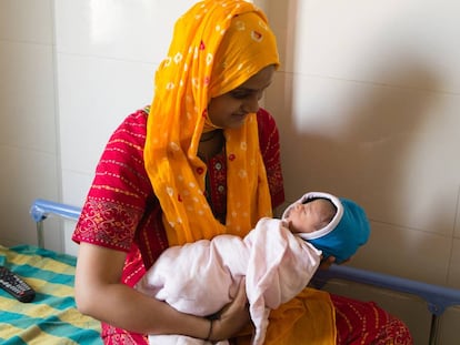 Tener una hija en India se considera una carga económica y social, consecuencia de tradiciones machistas y arcaicas como la dote matrimonial.