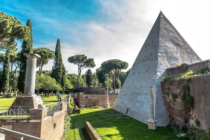 Pirámide de Cayo Cestio en el cementerio Acattolico del barrio del Testaccio.