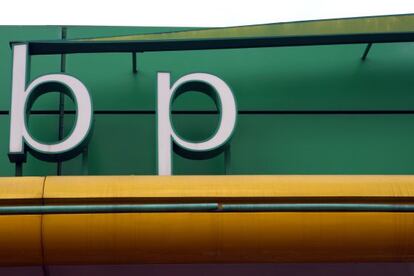 Logotipo de British Petroleum en una estaci&oacute;n de servicio.