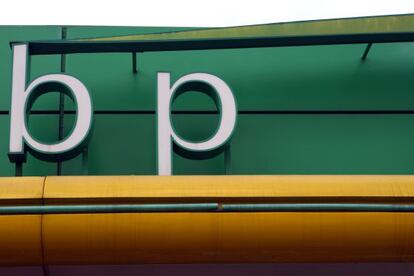 Logotipo de British Petroleum en una estación de servicio.