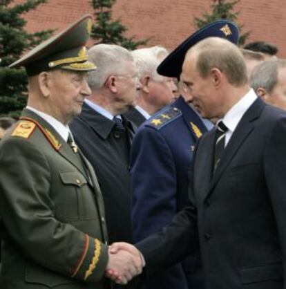 El mariscal Sergu&eacute;i Sokolov saluda a Vlad&iacute;mir Putin en 2007.