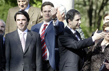 Aznar, junto al candidato del PP a la alcaldía de Bilbao, Antonio Basagoiti, y otros cargos del partido.