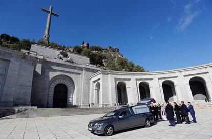 El prior de la Basílica Santiago Cantera (c) junto a los familiares de Francisco Franco