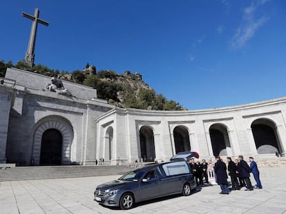 El prior de la Basílica Santiago Cantera (c) junto a los familiares de Francisco Franco