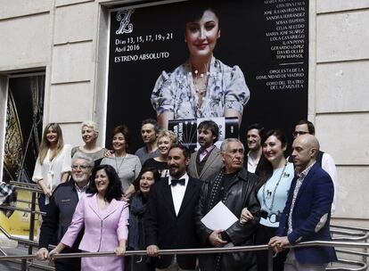 Paco Azorín (d), director de escena de la ópera 'María Moliner' de Antoni Parera Fons, acompañado del elenco de la obra.