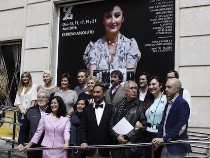 Paco Azor&iacute;n (d), director de escena de la &oacute;pera &#039;Mar&iacute;a Moliner&#039; de Antoni Parera Fons, acompa&ntilde;ado del elenco de la obra.