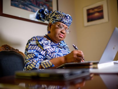 A nigeriana Ngozi Okonjo-Iweala prepara seu discurso após ser nomeada, em sua casa de Potomac, Maryland.