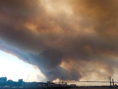 Una nube de humo de un incendio forestal sobre la ciudad de Halifax en Nueva Escocia (Canadá), el 28 de mayo de 2023.