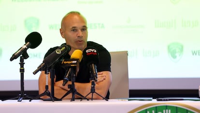 Andrés Iniesta, en su presentación como futbolista del Emirates FC.