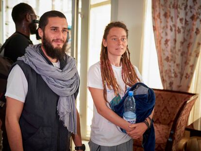 El italiano Luca Tacchetto y la canadiense Edith Blais a su llegada al aeropuerto de Bamako este sábado tras su liberación.