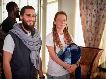 El italiano Luca Tacchetto y la canadiense Edith Blais a su llegada al aeropuerto de Bamako este sábado tras su liberación.