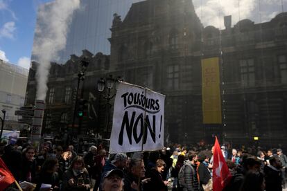 La última protesta en París antes del veredicto del Consejo Constitucional sobre la reforma de las pensiones de Macron.