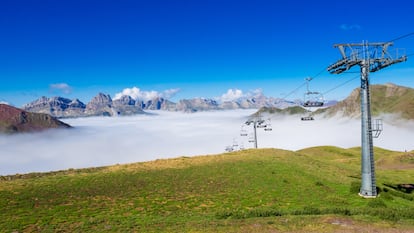 Mar de nubes en la estación de esquí de Astún en los Pirineos, Huesca en España. 