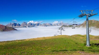 Mar de nubes en la estación de esquí de Astún en los Pirineos, en Huesca.