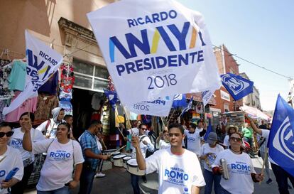 Seguidores de Ricardo Anaya candidato presidencial de la coalición México al frente esperan el arribo de su candidato en Lagos de Moreno, Jalisco.