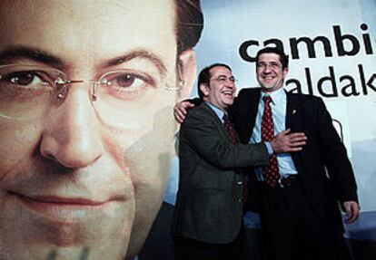 Nicolás Redondo (izquierda) y Patxi López, en abril de 2001.