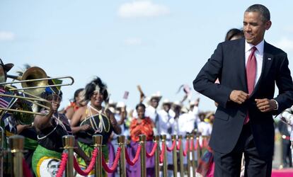 El expresidente de EE UU, Barack Obama, baila al son de la música a su llegada al aeropuerto internacional Julius Nyerere, de Tanzania, en 2013.