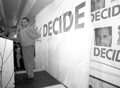 El ascenso de IU hasta 21 diputados en 1996 no le sirvió para decidir el Gobierno, como deseaba este cartel de un acto de campaña en Madrid con su cabeza de lista, Julio Anguita. Aznar, a 20 votos de la mayoría absoluta, contó con los apoyos de CiU, PNV y Coalición Canaria para ser investido.