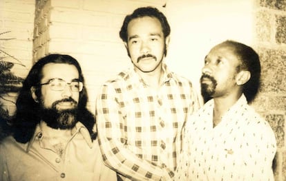 Tenório Jr (con barba) y los músicos Mutinho y Azeitona en una foto tomada poco antes de su desaparición.