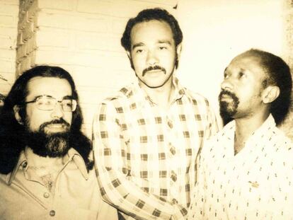 Tenório Jr (con barba) y los músicos Mutinho y Azeitona en una foto tomada poco antes de su desaparición.