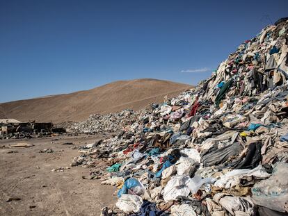 Parte de la ropa desechada en el desierto de Atacama, en Chile.