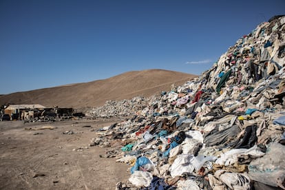 Parte de la ropa desechada en el desierto de Atacama, en Chile.