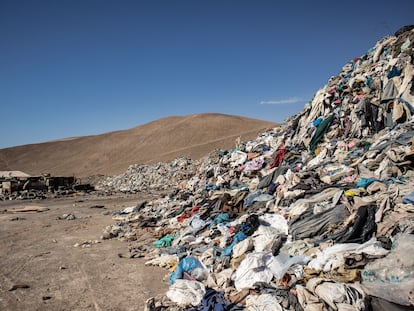 Parte de la ropa desechada en el desierto de Atacama, en Chile.