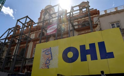 Cartel del OHL ante las obras de reforma de la Casa Consitorial de Almería.