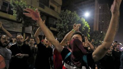 Varias personas se manifiestan contra el Gobierno egipcio en El Cairo.