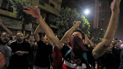 Varias personas se manifiestan contra el Gobierno egipcio en El Cairo.