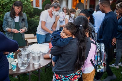 Una mujer venezolana y su hijo, parte del contingente de inmigrantes enviados por Florida a Martha's Vineyard, esperaban el miércoles por comida en la iglesia episcopaliana de San Andrés, en la isla del Estado de Massachusetts.