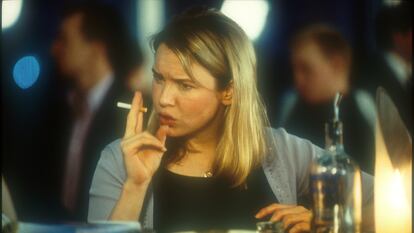 Fotograma  de la pelicula 'El diario de Bridget Jones', una película que refleja un mundo que ya no existe: Bridget fumaba en interiores.