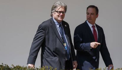 Steve Bannon (à esq.) antes de uma reunião com Trump na Casa Branca nesta segunda-feira.