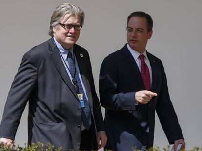 Steve Bannon (à esq.) antes de uma reunião com Trump na Casa Branca nesta segunda-feira.