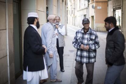 Fidels de la mesquita Minhaj-ul-Quran, al Raval.