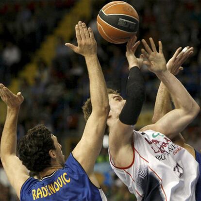 Splitter lanza a canasta ante Triguero, del Cajasol.