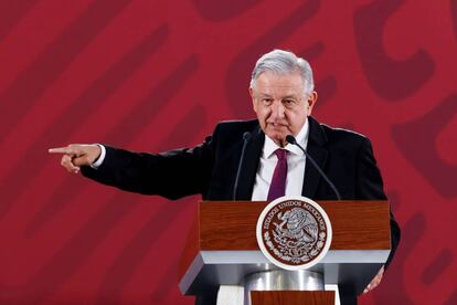 El presidente de México, Andrés Manuel López Obrador, habla durante su rueda de prensa matutina este lunes en el Palacio Nacional.