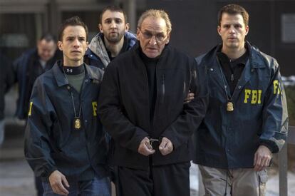 La policía custodia a Vincent Asaro relacionado con el famoso robo de 1978 en Nueva York.