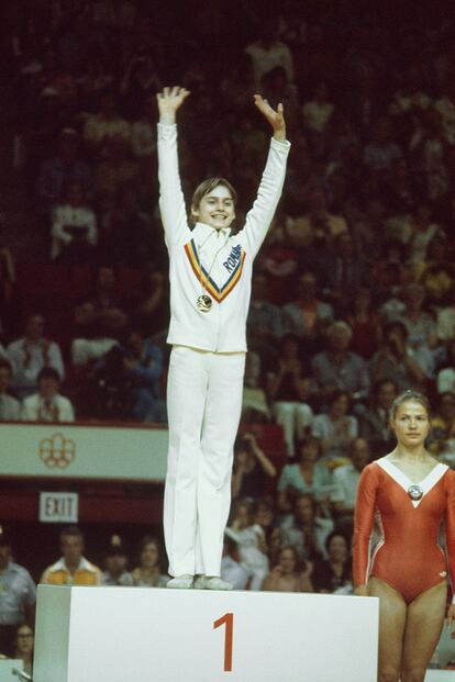 Ya entonces el chándal no entendía de muros ni de fronteras y, en plena Guerra Fría, era prenda de cabecera a ambos lados del Muro. Los uniformes olímpicos de la era soviética (como el de la rumana Nadia Comaneci, en la imagen) han inspirado recientemente a creativos como Gosha Rubchinskiy o Demna Gvasalia.