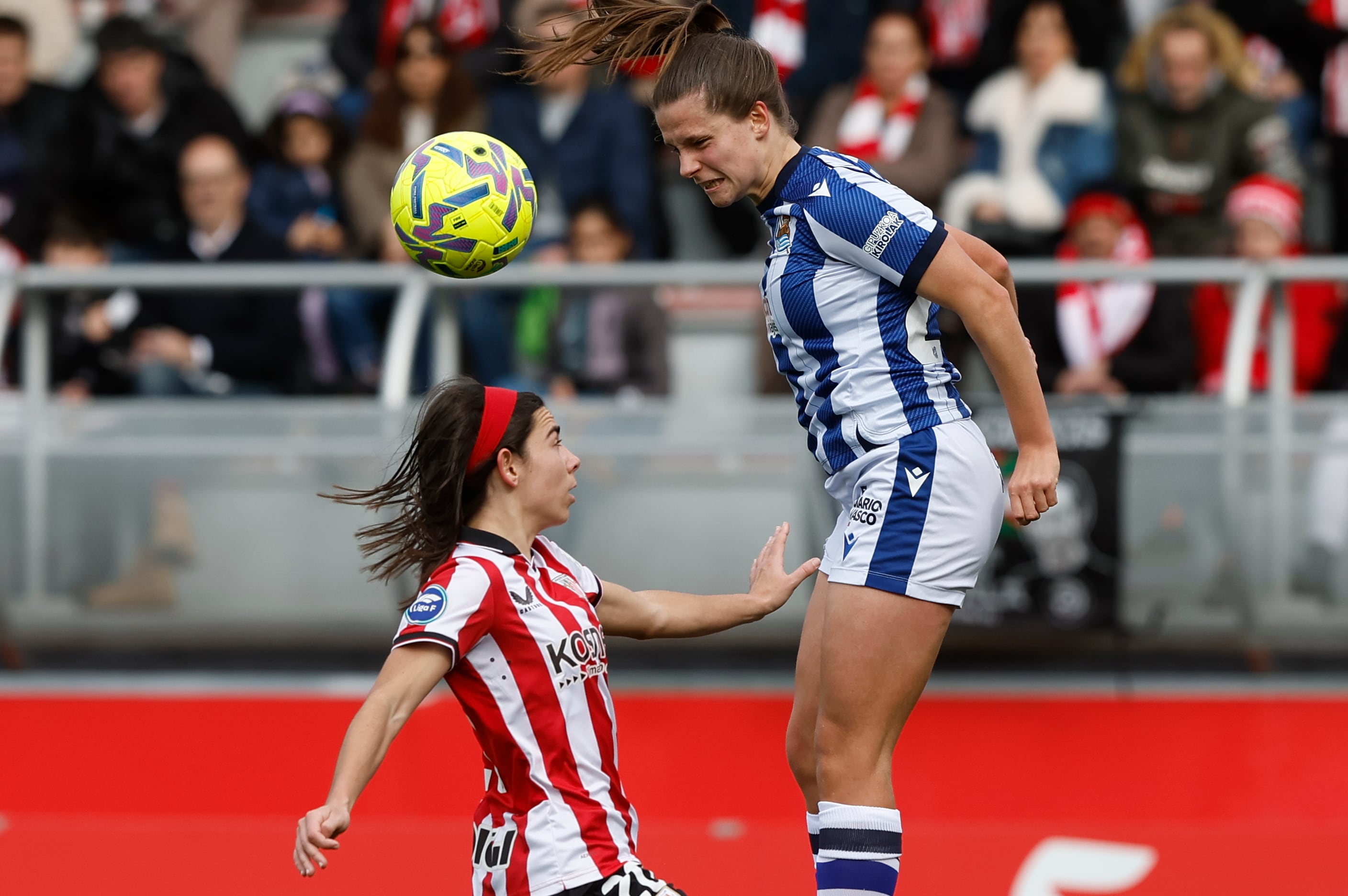 La defensa de la Real Sociedad Aiara Agirrezabala ante Ane Elexpuru, del Athletic.