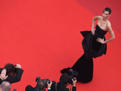 Bella Hadid posa frente a las cámaras en la alfombra roja del Festival de Cannes, con vestido de Gianni Versace.