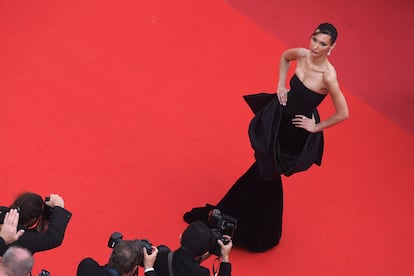 Bella Hadid posa frente a las cámaras en la alfombra roja del Festival de Cannes, con vestido de Gianni Versace.