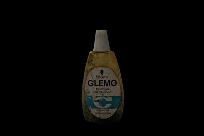 Algunos objetos de plástico exhibidos en el Museo de la Extinción en Bogotá, una iniciativa de Greenpeace en 2019. En la imagen, una botella de shampoo Glemo que dejó de producirse hace 30 años.