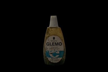 Algunos objetos de plástico exhibidos en el Museo de la Extinción en Bogotá, una iniciativa de Greenpeace en 2019. En la imagen, una botella de shampoo Glemo que dejó de producirse hace 30 años.