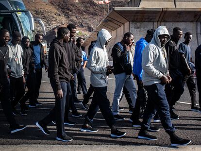 Traslado de cientos de migrantes desde el puerto de La Estaca, en El Hierro, hacia Tenerife, este jueves.