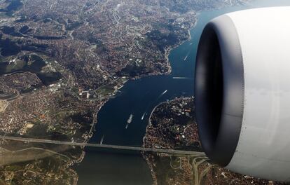 El estrecho de Bósforo y el puente de Fatih Sultan Mehmet a través de la ventana de un avión de pasajeros sobre Estambul, Turquía.