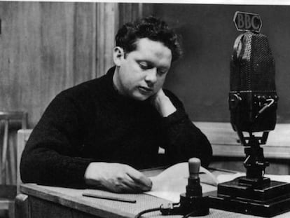 El poeta y narrador Dylan Thomas, durante una de sus grabaciones de radio para la BBC, durante los a&ntilde;os de la posguerra. 