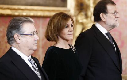 El presidente del Gobierno, Mariano Rajoy, junto a la ministra de Defensa, María Dolores de Cospedal, y el ministro del Interior, Juan Ignacio Zoido.