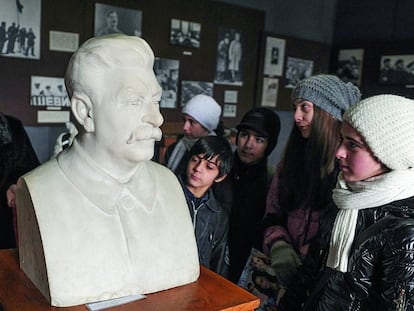 Niños y adolescentes georgianos miran el busto de Stalin en el museo dedicado al líder soviético en Gori.